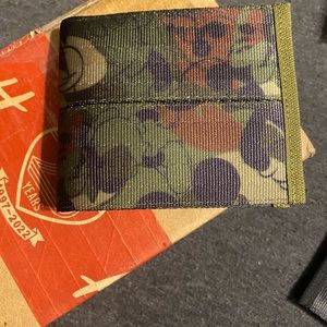 Harvey’s seatbelt bags wallet